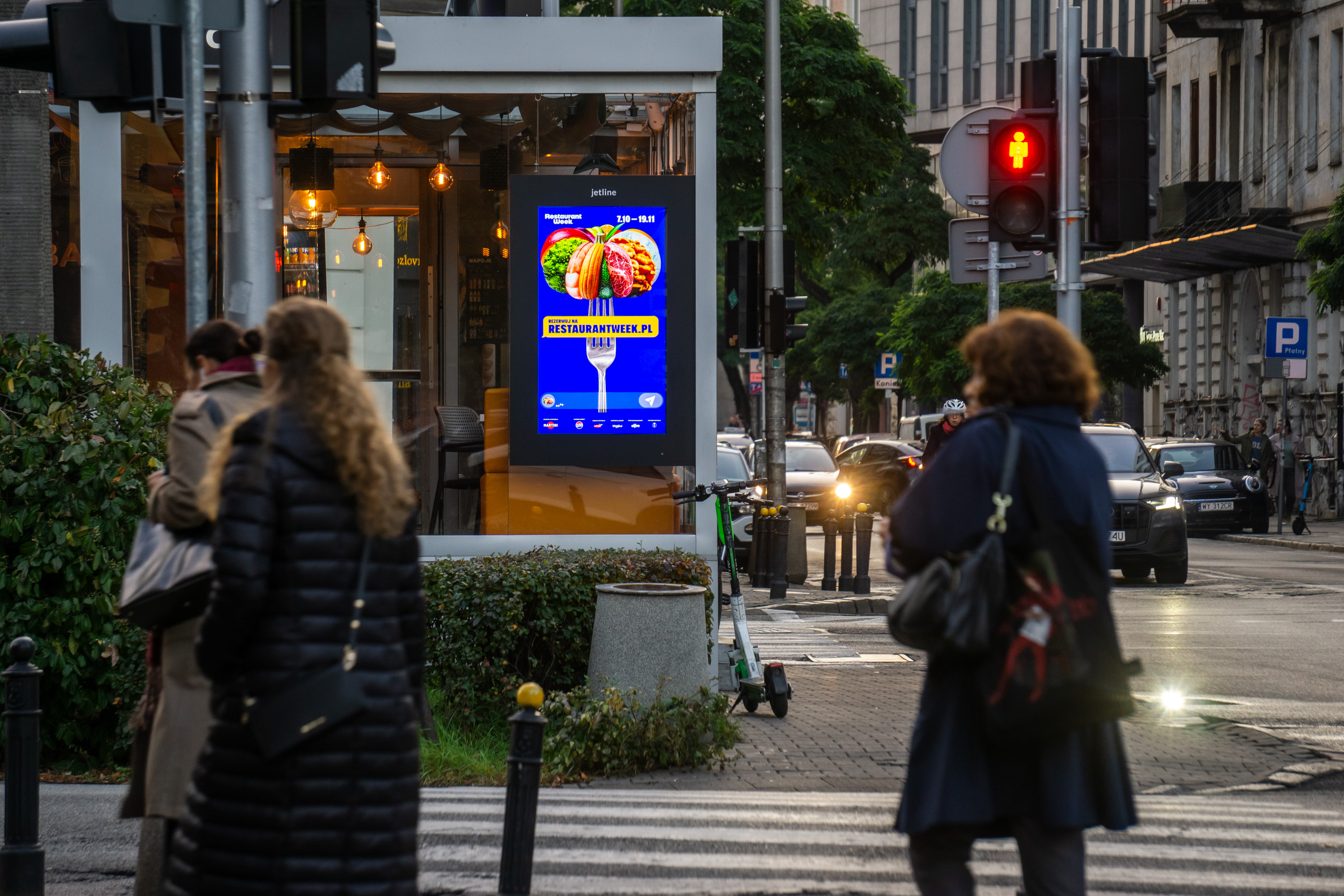 Ekran DOOH z reklamą