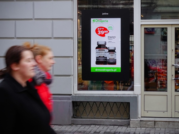 Reklama DOOH witaminy na jesień w sieci MORE Jet Line